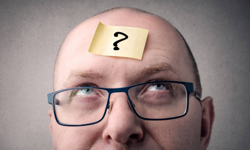 Pessoa com dúvida de como entender um edital?