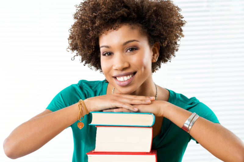 Mulher feliz com as oportunidades de concursos Federais para 2019