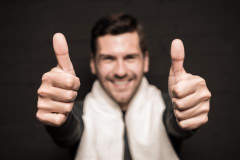 Homem feliz com o concurso da PCDF 
